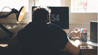 Ein Programm macht Schluss mit krummer Haltung am Schreibtisch: Wer schief sitzt, sieht den Bildschirm nur noch verschwommen. Wie das funktioniert – und für wen eher nicht. (Bild: frei lizenziert Pexels)