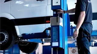 Beim Anheben von Transportern muss der Mechaniker die Tragteller oder -prismen wegen der hohen punktuellen Belastung besonders sorgfältig positionieren. (Nussbaum)