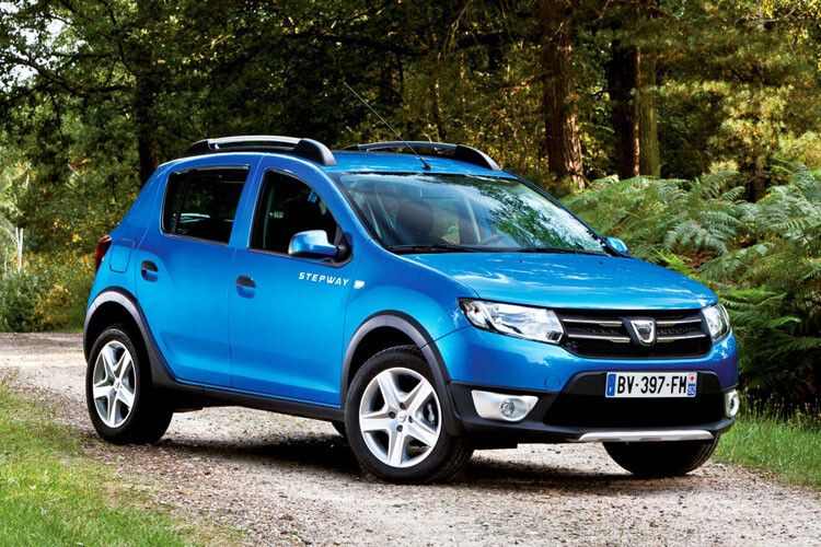 Kaum teurer, aber deutlich besser: Mit einem Grundpreis von 6.990 Euro ist der neue Dacia Sandero zwar um 200 Euro teurer geworden, bietet dafür aber ein aufpoliertes Design und neue Technik-Features wie das nun seriensmäßige Stabilitätsprogramm ESP. (Foto: Dacia)