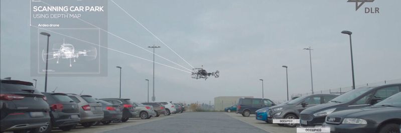 Eine spezielle Drohne scannt die Parkflächen und sucht einen freien Platz.(Bild:  DLR)