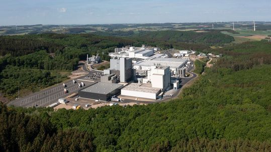Rund 600 Produktionsmitarbeiter des Molkereiriesen Arla Foods legten am Freitag am Standort Pronsfeld die Arbeit nieder. (Bild:  Arla Foods)