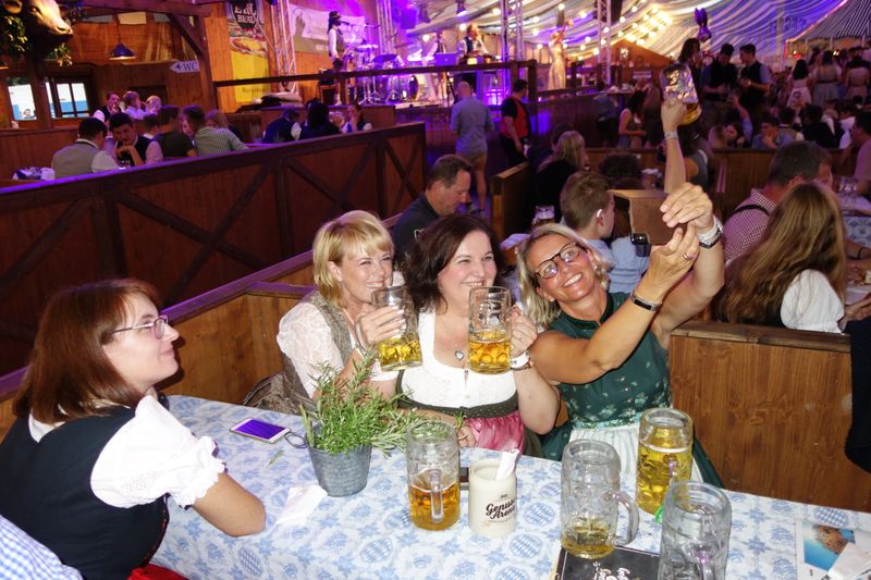 Ohne Selfie geht auch an dem Abend nix: (v. l.) Sarah Gandorfer (ITB), Janet Spacey (Spacey-PR), Lilli Kos und Stephanie Steen (IT-BUSINESS) (Bild: IT-BUSINESS)
