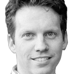 Dr. Jason Jones, Geschäftsführer und Unternehmensgründer von Hybrid Manufacturing Technologies Ltd., Plano (USA): „„Durch die Ausstattung einer vorhandenen mehrachsigen CNC-Maschine mit automatisch auswechselbaren Auftragsköpfen wird 3D-Druck in Metall möglich, ohne eine separate Maschine kaufen zu müssen.“(Bild:  Hybrid Manufacturing)