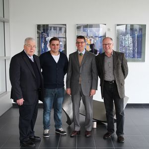 Marcel Schichta wurde als landesbester Zerspanungsmechaniker von der IHK Baden-Württemberg mit einem Preis ausgezeichnet. V.l.n.r.: Dr. Dieter Kress (Geschäftsführer der Mapal Dr. Kress KG), Marcel Schichta, Dr. Jochen Kress (Mitglied der Geschäftsleitung der Mapal Dr. Kress KG), Ausbildungsleiter Franz Moser.