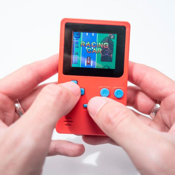 Bei Radbag.de gibt es außerdem die Retro Mini-Spielekonsole für 24,95 Euro, die in jede Hosentasche passt. Darauf gibt es „Tic Tac Toe“, „Connect Four“, „Ich-schieße-irgendwas-ab“ und vieles mehr. (Bild: Radbag.de)