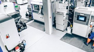 Auftragsfertiger bieten mehr als nur einen 3D-Drucker. Neben Verfahrens- und Materialvielfalt wird bei den professionellen additiven Fertigern auch bezüglich des Designs beraten. (Im Bild ist die Metallabteilung von Fit zu sehen.) (Fit AG)