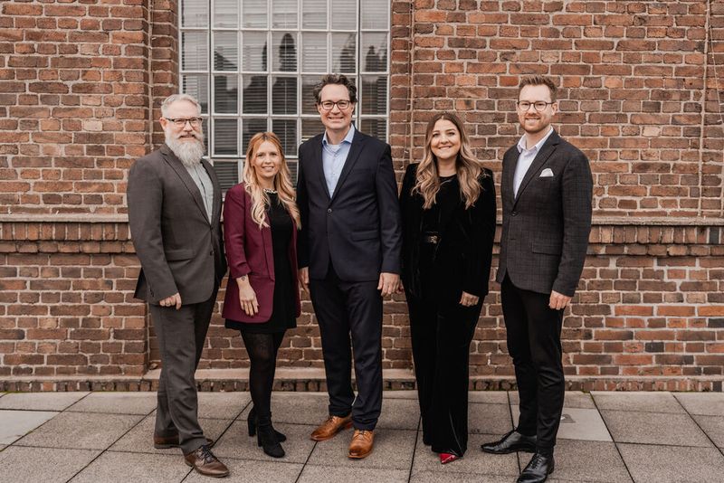 Das BenQ-Team freut sich auf einen tollen Abend: (v. l.) Michael Cools, Sarah Wilhelm, Volkan Weissenberg, Hülya Schimanski, Christopher Bückmann (Bild: BenQ)