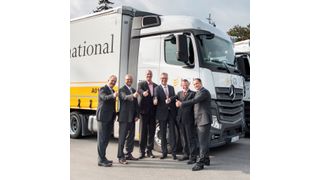 Den Daumen hoch recken hier (v.l.): Marc Risopp und Thomas Witzel (beide Mercedes-Benz), Jens Lietzmann, Dr. Andreas Bunz und Bernhard Jung (alle LGI) und Andreas Marwitz (Krone). (Bild: LGI)