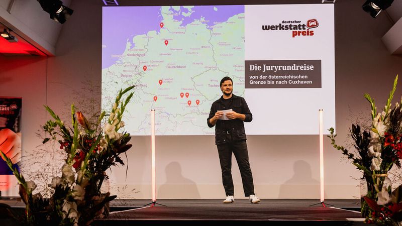Stellvertretend für die Jury des Deutschen Werkstattpreises stellte Jakob Schreiner von »kfz-betrieb« alle Top-Betriebe vor. (Bild: Stefan Bausewein)