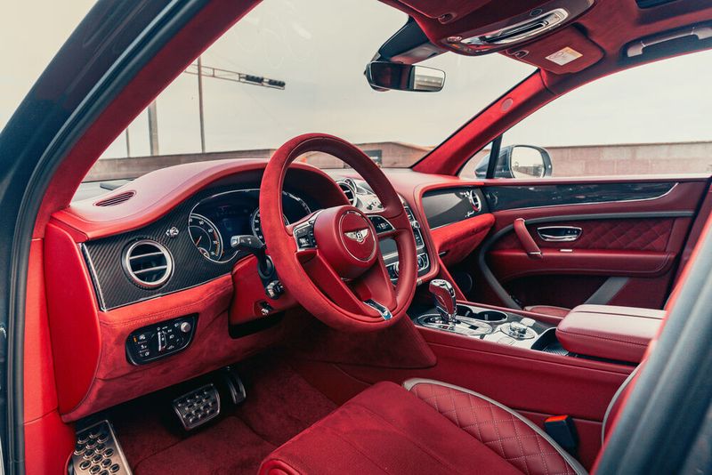 Leder dominiert den Innenraum. (Bentley)