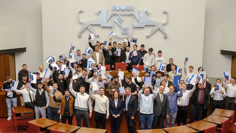 Am 4. Februar 2026 feierte die Kfz-Innung Bremen die Freisprechung von 70 frisch ausgebildeten Kfz-Mechatronikern. Die feierliche Veranstaltung fand bereits zum dritten Mal im Festsaal der Bremischen Bürgerschaft statt und bot einen würdigen Rahmen für den Abschluss der Ausbildungszeit. Obermeister Hans Jörg Koßmann begrüßte die Absolventen, deren Familien sowie Vertreter von Ausbildung und Schule. In seiner Ansprache würdigte er die Leistungen der jungen Fachkräfte insbesondere auch in Hinblick auf die Zukunft des Kfz-Mechatroniker-Handwerks. (Bild:  Studio Penz)