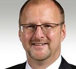 Titel, Name: Franz Vollmann   Funktion: Mitglied des Vorstands/ Global Business Unit Heraeus Performance Products   Firma:Heraeus Holding GmbH    Ausbildung: studierte Marketing und Betriebswirtschaftslehre an der Wirtschaftsuniversität Wien  Berufliche Laufbahn:  bis 2013: leitenden Positionen mit dem Schwerpunkt Operations für Unternehmen aus der Elektronik-, Kommunikations- und Solarindustrie, zuletzt bei der Q-Cells SE in Malaysia seit 2013: Interims Manager eines internen Projekts der Division seit 2014: Leiter der Target Materials Division von Heraeus Materials Technology (HMT-TMD) (Bild: Heraeus)