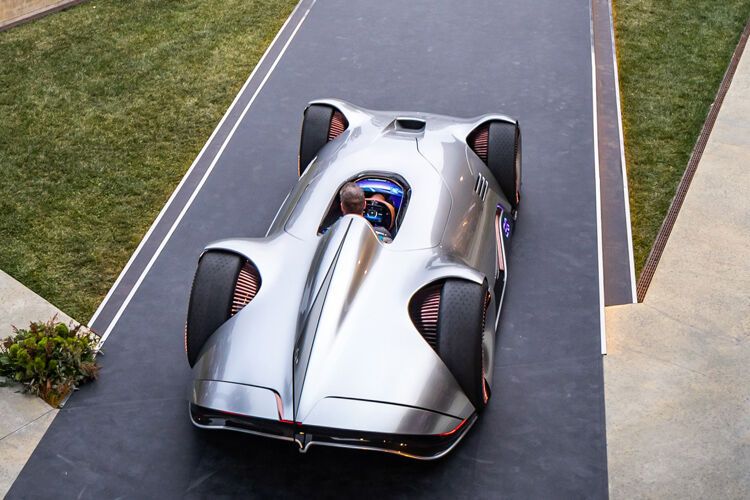 Die Lackierung in Alubeam-Silber erinnert an die aus Gewichtsgründen vom weißen Lack befreiten historischen Silberpfeile. (Bild: Daimler)
