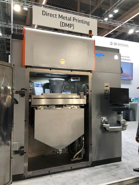 Im Bereich des Direct-Metal-Printing (DMP) stellte 3D-Systems seine DMP Flex 350 aus. Durch das Vakuumkammerkonzept des DMP Flex 350 und des DPM Flex 350 Dual wird der Argongasverbrauch stark reduziert und gleichzeitig die höchste Sauerstoffreinheit (