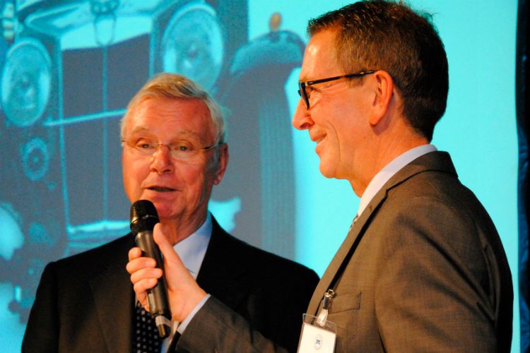Gelebte Geschichte: Frank Mund (re.), Präsident Kfz-Gewerbe NRW, interviewt seinen Vorgänger Gerhard Schmid, Ehrenpräsident Kfz-Gewerbe NRW.  (Foto: Baeuchle)