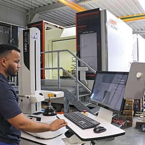 Leo Lühmann, Zerspanungsmechaniker bei Schünemann, ist von den Vorteilen einer Werkzeugvermessung außerhalb der Fräsmaschine überzeugt: „Das geht wesentlich schneller und ist viel effizienter als mit der Messeinrichtung auf der Maschine. Zudem kann die Maschine während dieser Zeit ihre eigentliche Aufgabe erledigen – nämlich zerspanen.“ (Bild:  Haimer)