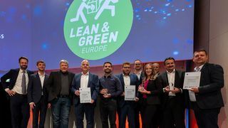 Preisträgerinnen und Preisträger der Lean-and-Green-Auszeichnungen auf der Bühne des 40. Deutschen Logistikkongresses in Berlin. (Bild: BVL)