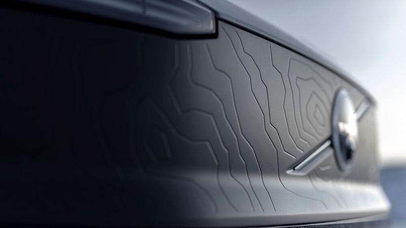 Pfiffiges Detail: An der Front ist die Topografie eines Gebirges im arktischen Schweden zu sehen. (Bild: Volvo)