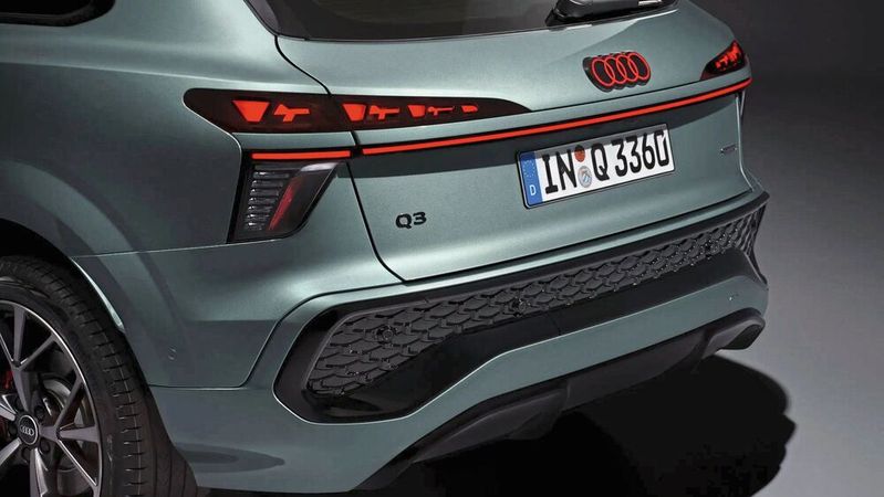 Im neuen Q3 setzt Audi OLED-Panels in den Rückleuchten ein. Die 216 isolierten Segmente sind einzeln ansteuerbar.(Bild:  Audi)