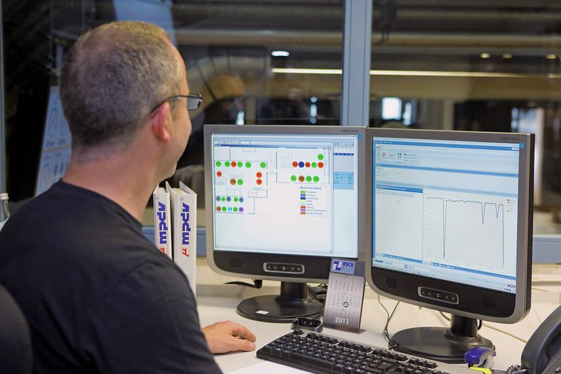 Bild 2: Ob eine zentrale Fertigungssteuerung zukünftig noch gebraucht wird, ist noch nicht ganz geklärt. Den Überblick über die Produktion muss der Mensch in jedem Fall behalten. (Bild: MPDV)