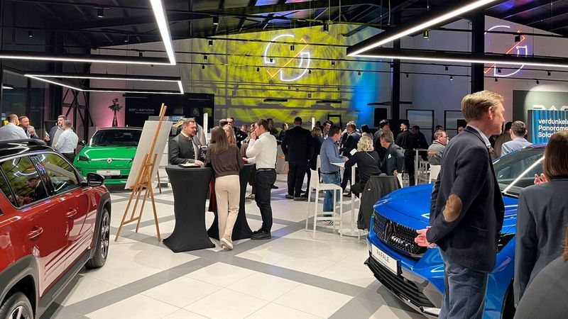 Zur Eröffnung kamen Direktoren der einzelnen Fachbereiche der Hersteller sowie Vertreter aus Wirtschaft und Politik.  (Bild: Autohaus Beil)