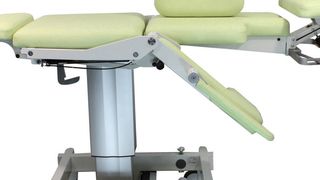 Der Akrus-Patientenstuhl für den Transport und die Lagerung von Patientinnen für Mammographie-Untersuchungen und stereotaktische Eingriffe ruht auf einem RK Powerlift M. (Bild: RK Rose + Krieger)