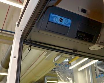 Die von MAN initiierte Marke RIO (www.truck.man.eu) bündelt digitale Lösungen des Ökosystems Transport & Logistik und bezieht dabei auch Fahrzeuge von Wettbewerbern mit ein. Damit sind erstmals allen Beteiligten der Lieferkette – vom Versender über Spedition und Transportunternehmen, Verlader, Disponent und Fahrer bis hin zum Empfänger – über ein einheitliches Informations- und Anwendungssystem mit Prognosefunktionalität miteinander vernetzt. Mit Hilfe intelligenter Algorithmen verbindet RIO unterschiedlichste Datenquellen und analysiert sie. Durch die Zusammenführung von Informationen über Zugmaschine, Trailer, Aufbauten, Fahrer und Auftrag sowie deren Kombination mit z.B. Verkehrs-, Wetter oder Navigationsdaten liefert RIO seinen Nutzern daraufhin konkrete Handlungsempfehlungen in Echtzeit. Transport- und Umschlagprozesse werden deutlich verbessert. Damit lassen sich Effizienz und Transparenz des gesamten Ökosystems Transport erheblich steigern. (Bild: MAN)