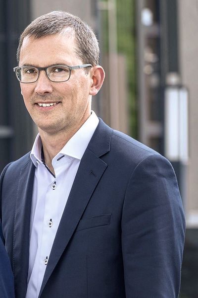 Mit Wirkung zum 1. Mai 2019 bestellte der Beirat Matthias Lesch zum Geschäftsführer der Pöppelmann Holding. Der 41-Jährige startete 2001 als Trainee bei Pöppelmann, danach war er unter anderem zwei Jahre im Management des Pöppelmann-Werkes in den USA tätig. Bereits seit 2008 ist er Prokurist und weltweit verantwortlich für Marketing, Vertrieb und Innovation.  (Pöppelmann)