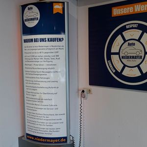 Große Aufsteller und Plakate erinnern das Team, aber auch die Kunden daran, was die Arbeit in dem Familienbetrieb ausmacht.(Bild:  Jakob Schreiner/»kfz-betrieb«)