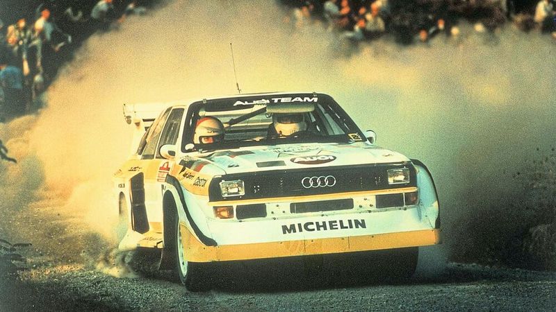 Siege für die Ewigkeit erzielte der Sport quattro unter Walter Röhrl. Der E2, auch „das Flügelmonster“ genannt, basierte nicht auf den 20 zuvor gebauten S1-Versionen, sondern wurde wie von der FIA gefordert wieder in einer Stückzahl von 20 Sport-quattro-Exemplaren produziert. (Bild: Audi AG)