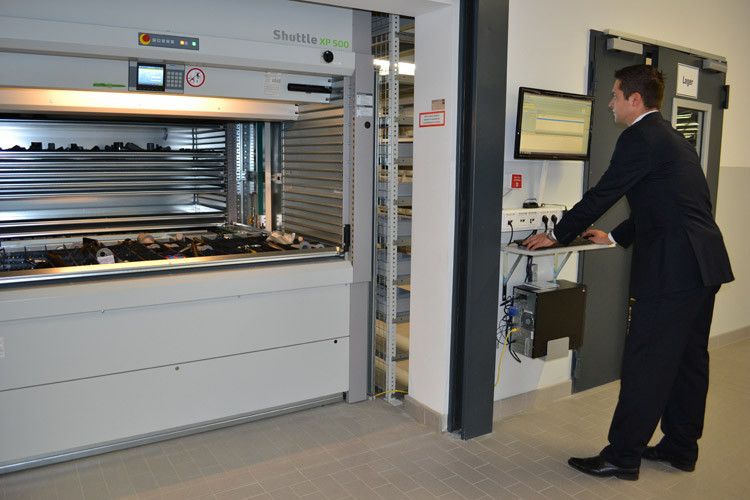 Arbeit mit neuester Technik: Fabian Paul, Service- und Diagnosetechniker, ordert Spezialwerkzeug am Shuttle. (Foto: Hiemann)