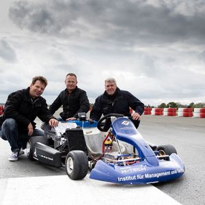 Freude bei den drei Projektpartnern über den neuen Weltrekord mit einem Elektro-Kart: (von links) Dr.-Ing. Ingolf Gröning (Geschäftsführer Wittenstein Cyber Motor GmbH), Prof. Dr.-Ing. Gerd Terörde (Hochschule Osnabrück, Fakultät Management, Kultur und Technik) und Roland Wildi (Geschäftsführer H-Tech AG).