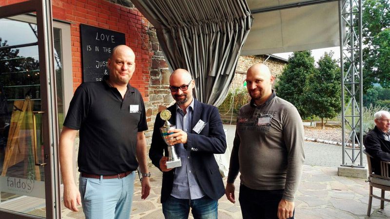 Alexander Stühl, Director Sales and Marketing, Steffen Ott, Channel Manager und Markus Benker bei der Preisverleihung (v.li.). (Aagon)