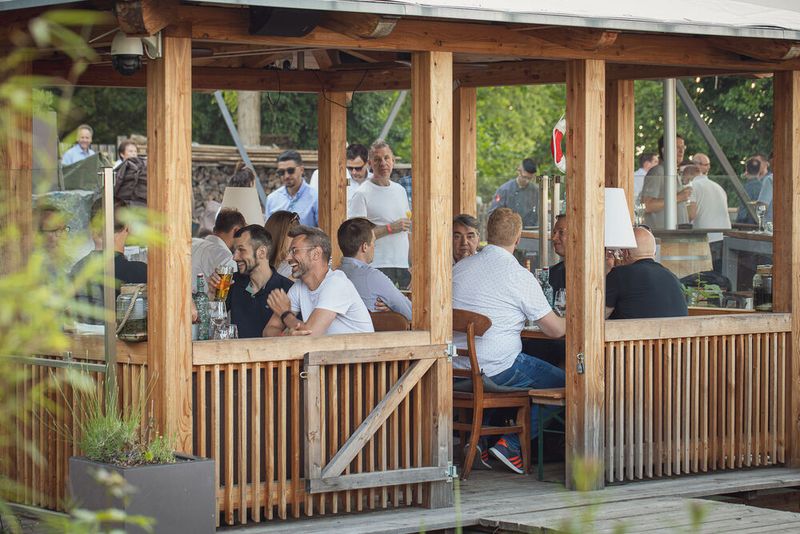 Anwenderkongress Steckverbinder 2023: Die Abendveranstaltung am Dienstag auf dem Nikolaushof mit Blick über Würzburg. (Bild: Stefan Bausewein)
