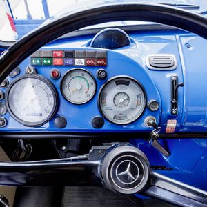 Ein recht sachliches Beispiel ist das Cockpit der schweren Kurzhauber von Mercedes-Benz: lackierte Brüstung aus Blech, großes, feingliedriges Bakelit-Lenkrad, übersichtliche Schalter, Aschenbecher.(Bild:  Daimler)