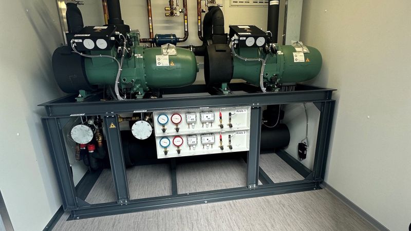 Kälteanlage mit natürlichem Kältemittel (R 290) im Container verbaut(Bild:  L&R)