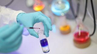 Die Entwicklung der Katalysatoren erfolgt zunächst im Labormaßstab. Anschließend wird das funktionierende Katalysatorsystem in einen größeren Pilotmaßstab übertragen. (Symbolbild) (Bild: LIKAT/Gohlke)