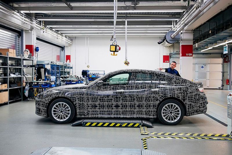 In den nächsten zwei Jahren wird 5G Einzug in den meisten neuen oder technisch aufgefrischten Fahrzeuge halten. Das gilt auch für das elektrische BMW-Doppel aus i4 ... (Bild: BMW)