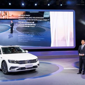 Chen Xianzhang, Präsident der SAIC Volkswagen Automotive Co., Ltd., präsentiert den Volkswagen Phideon GTE auf der Auto Shanghai 2017.