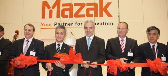Ribbon Cutting Ceremony zur Eröffnung des Mazak-Technologiezentrums in Leipzig: Marcus Burton, Group Managing Director Europe, Mazak-Präsident Tomohisa Yamasaki, Stanislaw Tillich, Ministerpräsident von Sachsen, Uwe Albrecht, Bürgermeister von Leipzig, und Kenji Okada, Gesandter der japanischen Botschaft (von links).  (Bild: Kroh)