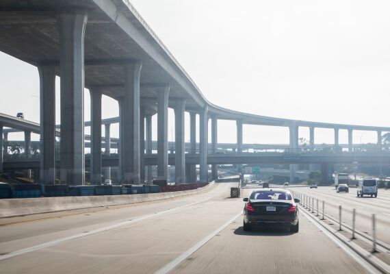 Mit dem Intelligent World Drive testet Mercedes-Benz mit einem Erprobungsfahrzeug auf Basis der S‑Klasse automatisierte Fahrfunktionen auf fünf Kontinenten. Nach Deutschland, China,  Australien und Südafrika liegt der Fokus der letzten Etappe in den USA auf  der Bewertung des Fahrverhaltens im dichten Stadtverkehr und auf Highways. Im Fokus steht dabei insbesondere die Erkennung von Schulbussen und landesspezifischen Fahrbahnmarkierungen, Fahrspuren sowie Geschwindigkeitsschildern und auf der Erprobung des innovativen Lichtsystems DIGITAL LIGHT. (Daimler AG)
