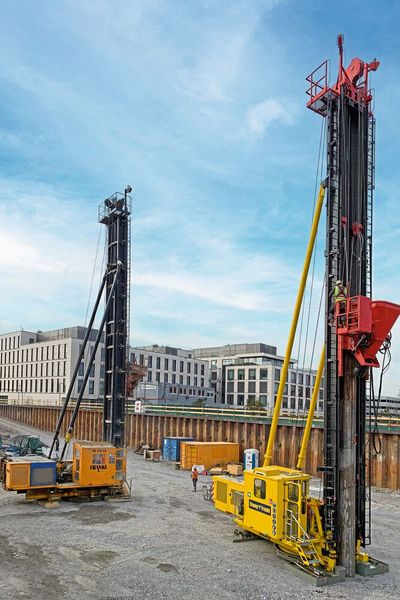 Die Franki-Rammen im Einsatz: Mit enormem Gewicht fällt der Freifallbär ins das Vortreibrohr, um Beton und Kies zum stabilen Fuß des Gründungspfahls zu verdichten. Der Siko-Drehgeber WV58MR überwacht u. a. die Positionen der Seilwinden. (Bild: Stump-Franki Spezialtiefbau GmbH)