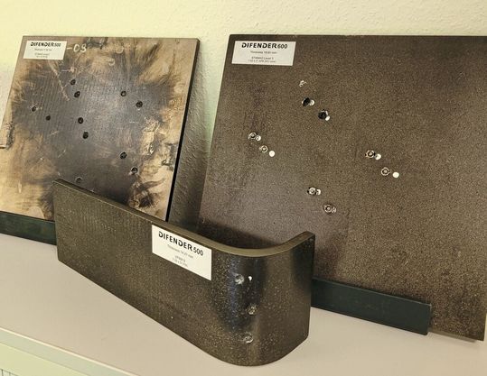 Bild 1: Difender-Panzerstähle von Dillinger zeichnen sich bei der ballistischen Prüfung und beim Kaltkanten durch Bestwerte aus. Rüstungsuntgernehmen greifen deshalb gerne zu. Sie finden sich etwa in den gepanzerten Fahrzeugen Fuchs und GTK Boxer der Bundeswehr.(Bild:  Dillinger)