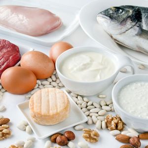 Unser Gehirn muss täglich eine große Menge an Informationen aufnehmen, verarbeiten und sich im besten Fall noch alles merken. Für diesen internen Informationsaustausch benötigt das Gehirn Aminosäuren. Diese bekommt es durch Eiweiß. Im Alltag kann es durch Eier, Quark, Kichererbsen oder aus Sojaprodukten aufgenommen werden.(Bild:  PhotoSG - stock.adobe.com)