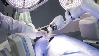 Mit einem Roboter als Assistenzsystem können Nadeln lediglich in fünf Minuten platziert werden. (Fraunhofer IPA)