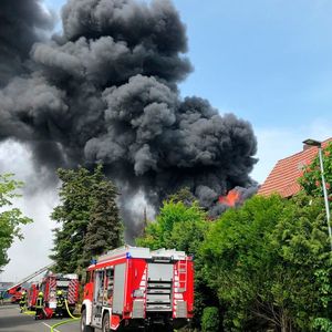 Die Rauchsäule am Brandort war kilometerweit zu sehen.(Bild:  Kreispolizeibehörde Gütersloh)
