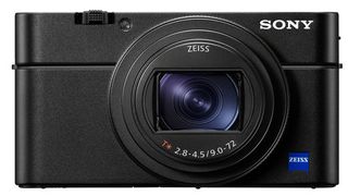 So unscheinbar die neue Kompaktkamera von Sony auch wirkt. Hinter der Fassade der RX 100VI verbirgt sich geballte Foto-Power. (Sony)