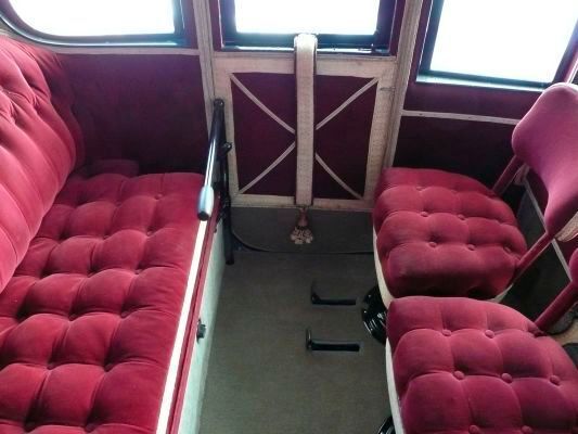 Nicht mit einem Lenkrad, sondern mit einem Richtungshebel dirigierte der Fahrer das Fahrzeug. Im Boden eingelassen sieht man die Pedale für den Accelerator und die Bremse. (Bild: Gerd Kucera)