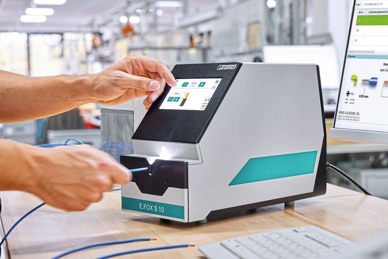 Bild 3:  Leiter einfach und schnell abisolieren mit dem Abisolierautomaten E.Fox S 10: Unterschiedliche Querschnitte und Isolationen können effizient verarbeitet werden. (Bild: Phoenix Contact)