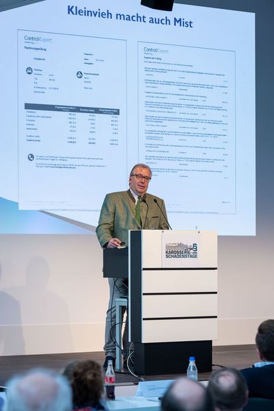 Rechtsanwalt Elmar Fuchs, Geschäftsführer autorechtaktuell.de, las Versicherungen und Prüfdienstleistern gehörig die Leviten.  (Stefan Bausewein)
